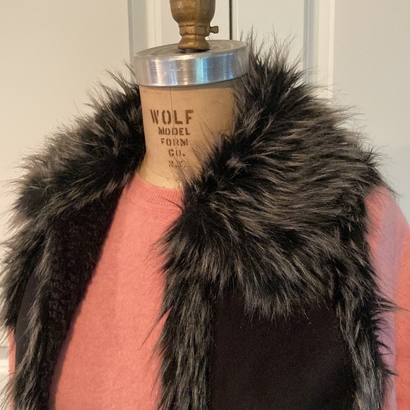 Striking Faux Suede, Faux Fur Vest - Picture 4 of 10